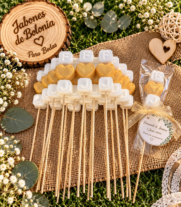 Brocheta de jabones personalizada para bodas con iniciales y corazón