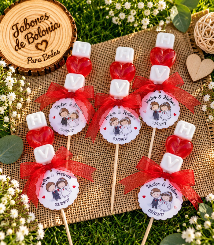 Brocheta de jabones personalizada para bodas con iniciales y corazón