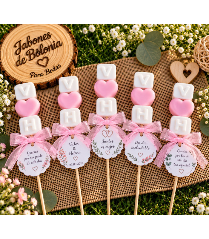 Brocheta de jabones personalizada para bodas con iniciales y corazón