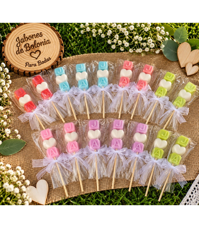 Brocheta de jabones personalizada para bodas con iniciales y corazón